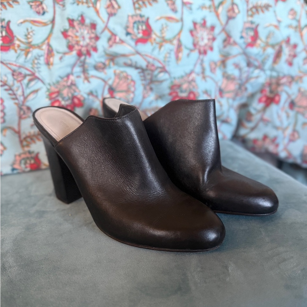 Pour La Victoire Black Leather Mules